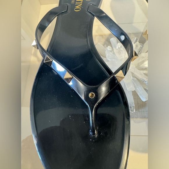 Authentic Valentino Rockstud Thong Sandals. Missing One Bow. Size 38 black. NWOT - Picture 6 of 7